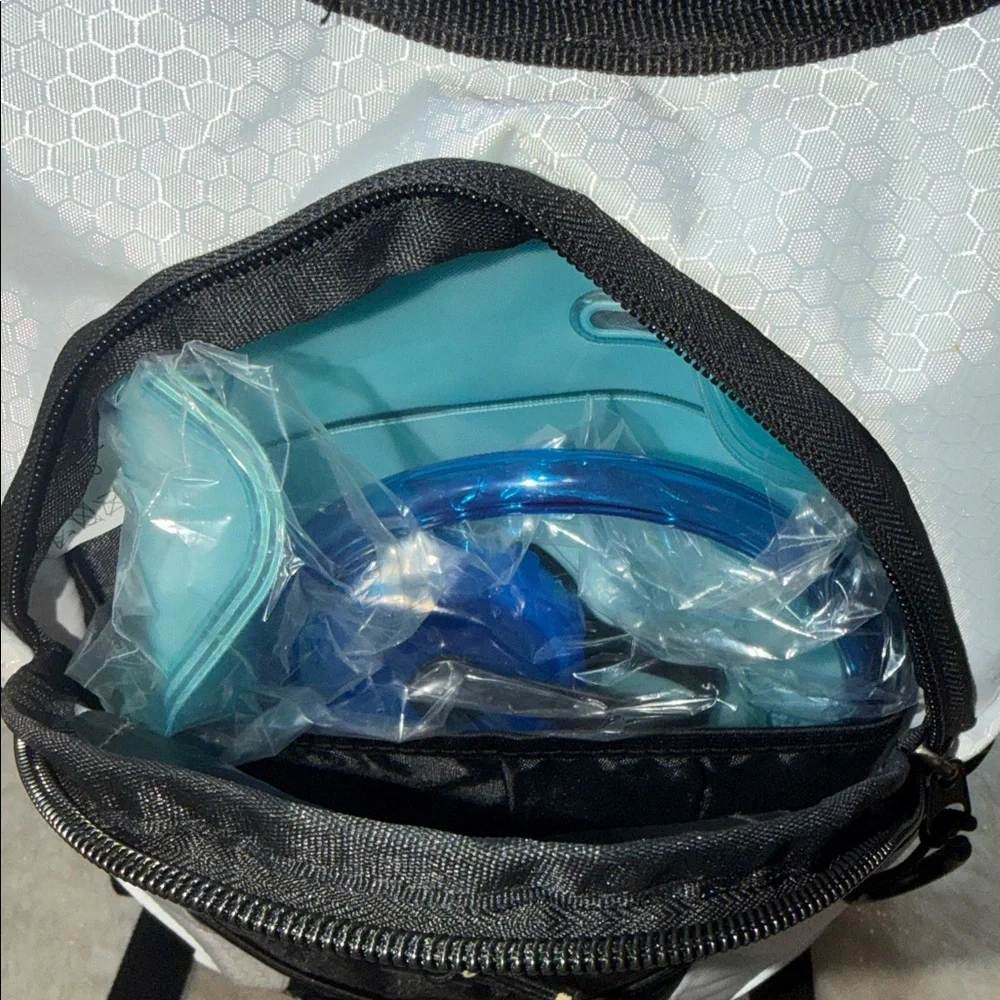 Water Buffalo Black and White Hydration Backpack 2Liters NEW!